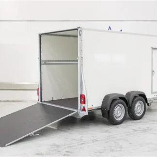 Sirius G375 | Lukket Cargotrailer | Svingbar rampe | Sidedør | 2.500 kg