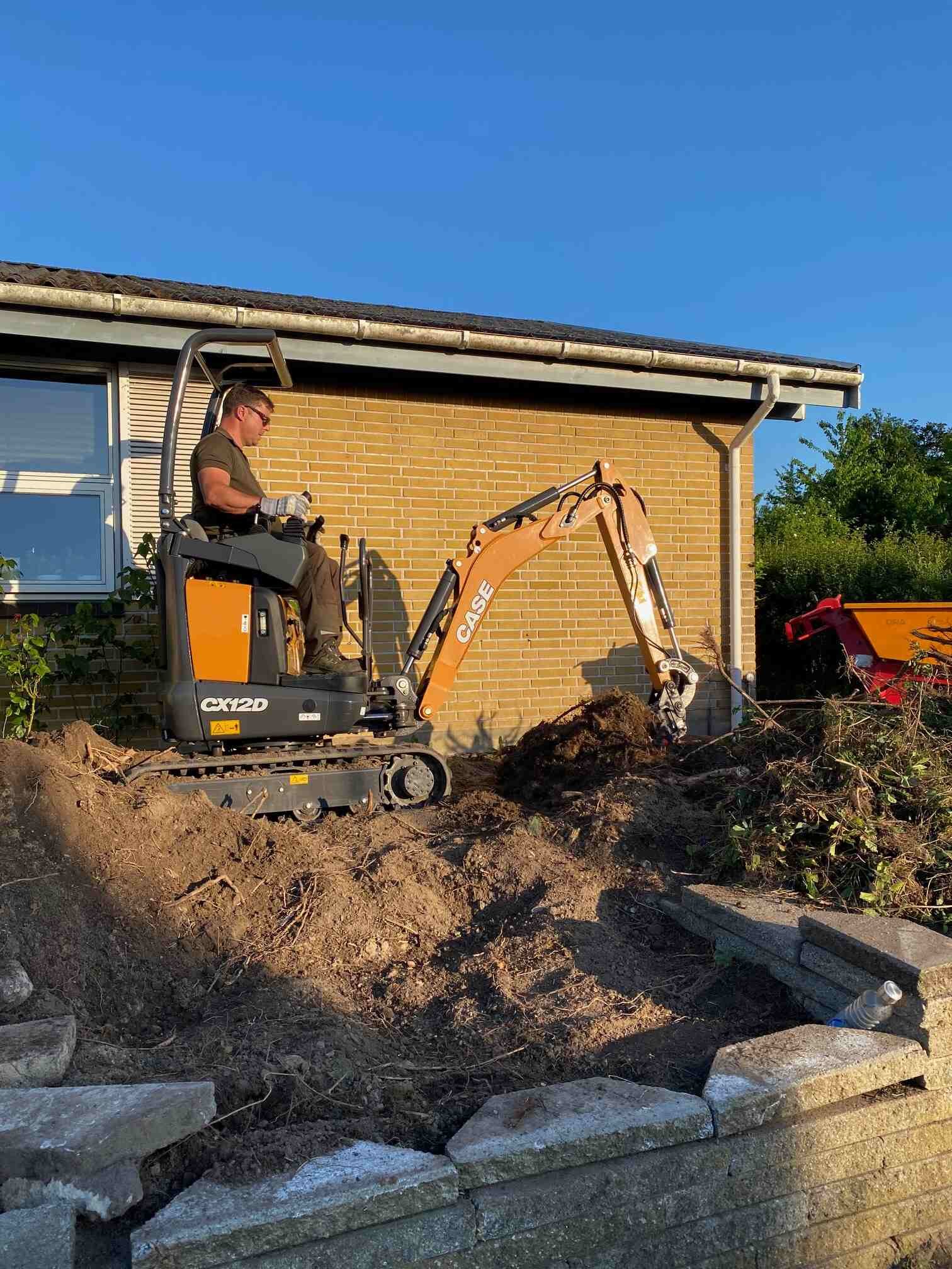 Lej bemandet gravemaskine 1,4 tons m/ alle skovle pr. time