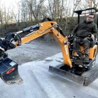 Lej gravemaskine med fører med 1,4 tons m/ alle skovle pr. time