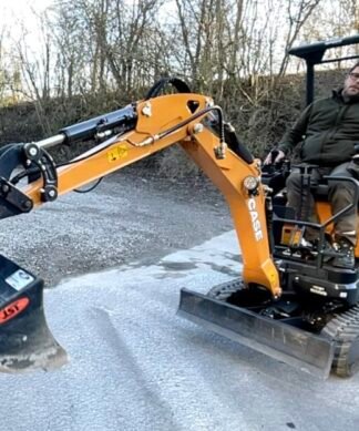 Lej gravemaskine med fører med 1,4 tons m/ alle skovle pr. time