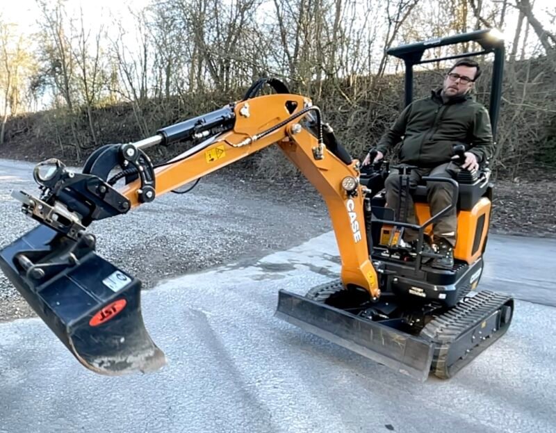 Lej bemandet gravemaskine 1,4 tons m/ alle skovle pr. time