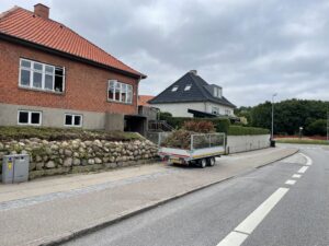 Trailertømning hos Slots Bjergby Maskinudlejning. Kom nemt af med bygge eller haveaffald