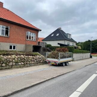 Trailertømning hos Slots Bjergby Maskinudlejning. Kom nemt af med bygge eller haveaffald