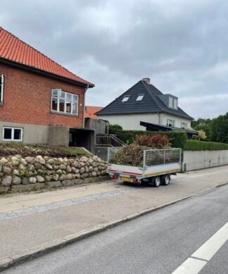 Trailertømning hos Slots Bjergby Maskinudlejning. Kom nemt af med bygge eller haveaffald