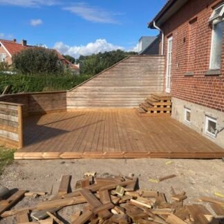 Ny terrasse i termotræ med trappe